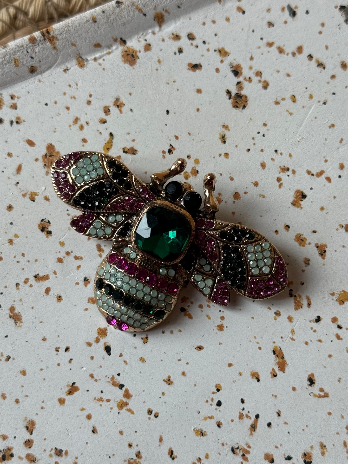Broche « Abeille strass »