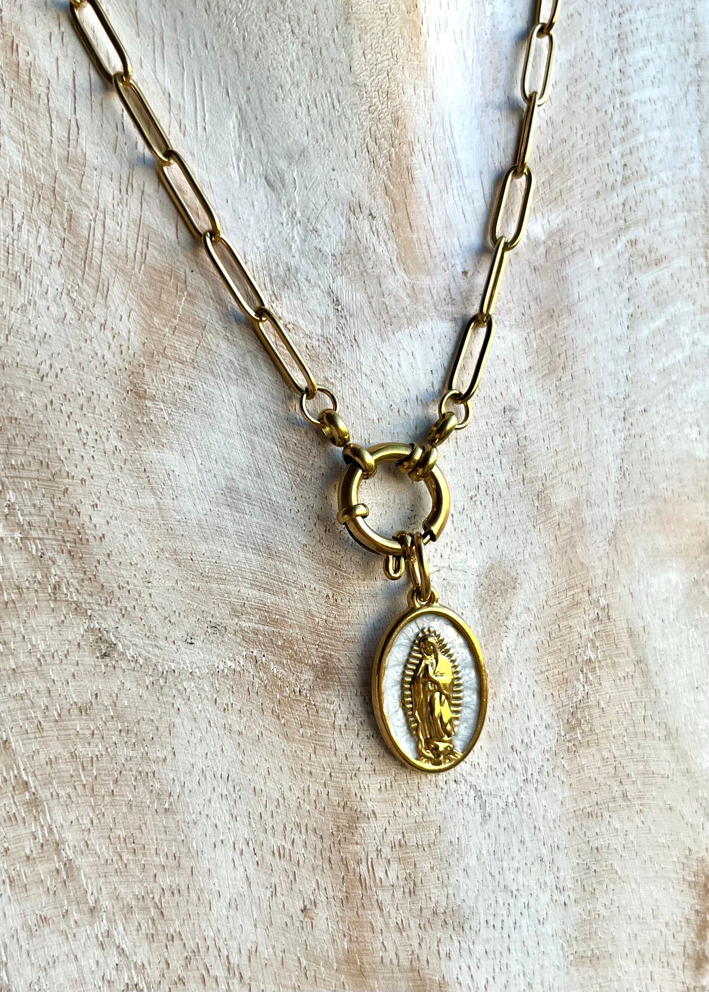 Charm « La vierge »