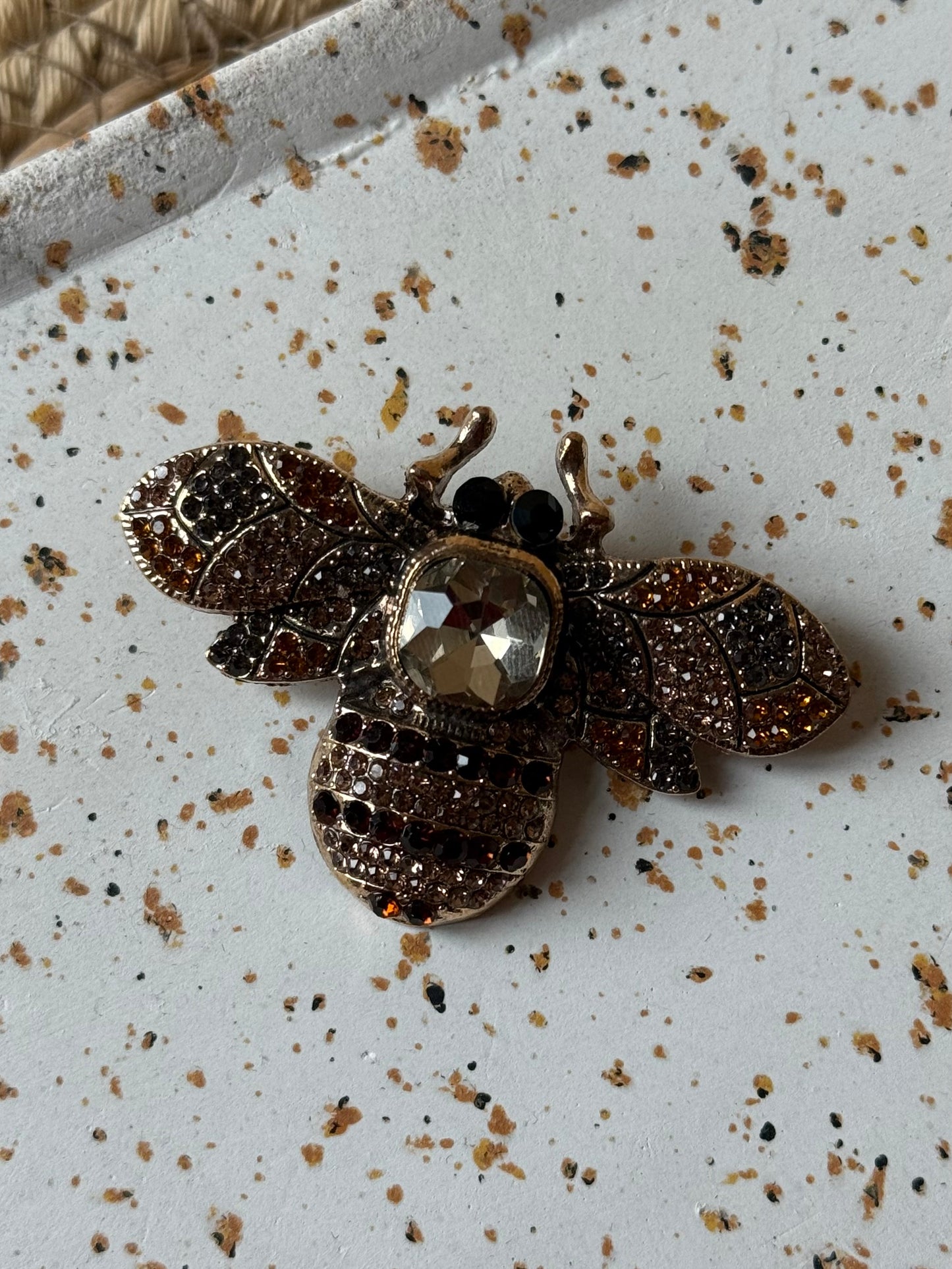 Broche « Abeille strass »